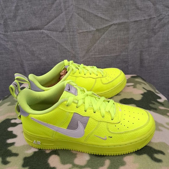 Nike Air Force 1 Low LV8 Utility Volt Yellow Grey AR1708-700 Women 7.5 - Picture 3 of 11